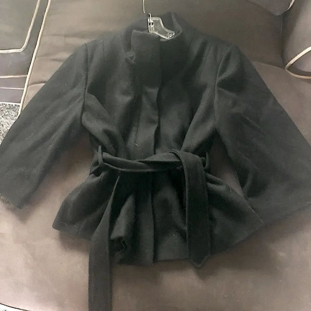 Beautiful black coat with large three-quarter sleeve